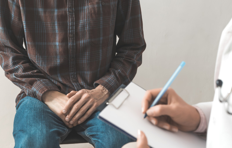 мужчина проходит обследование для оспаривания и снятия диагноза через суд